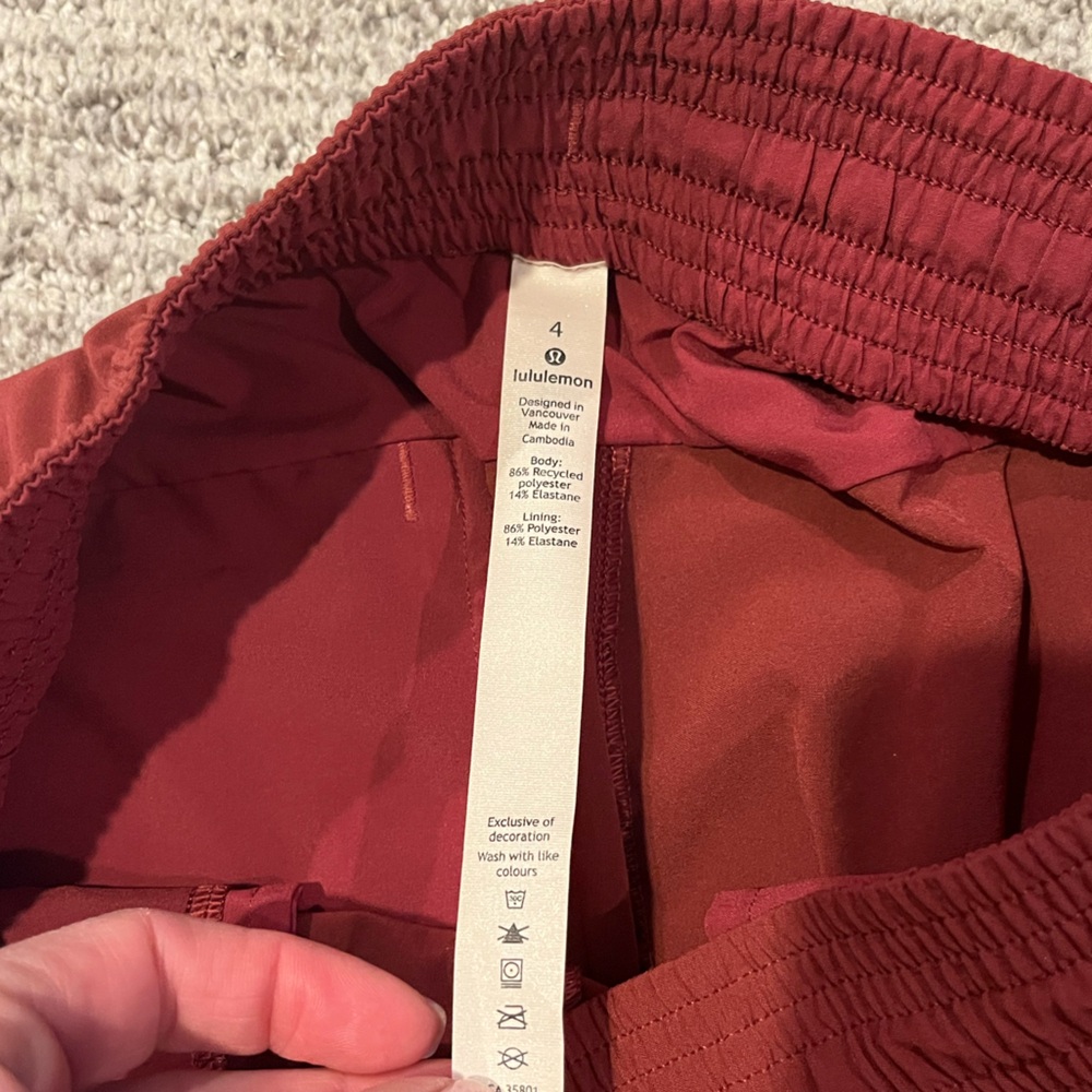 Lululemon spring break away short Chianti - Picture 4 of 6